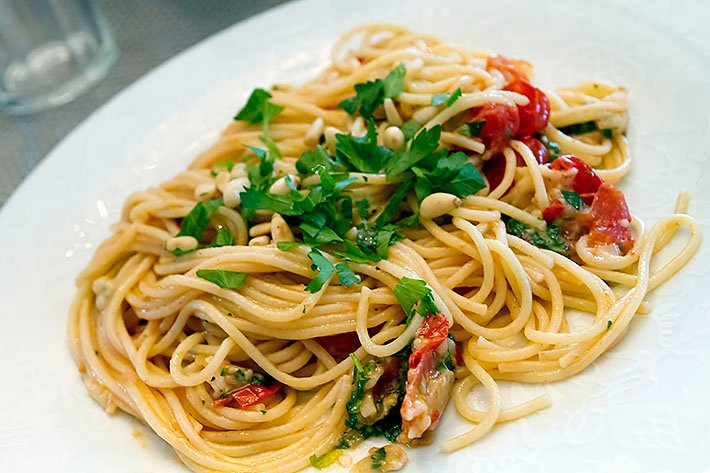 Spagetti med hvitløk, parmesan, chilipølse og tomater